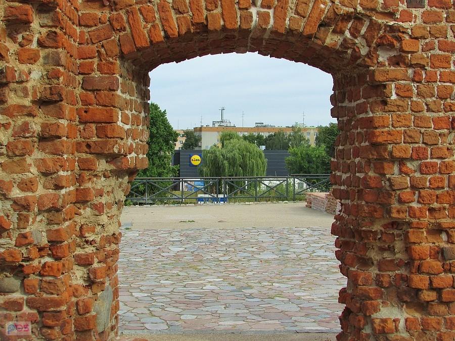 Sochaczew - ruiny zamku książąt mazowieckich zostały uporządkowane i zabezpieczone za kasę EU