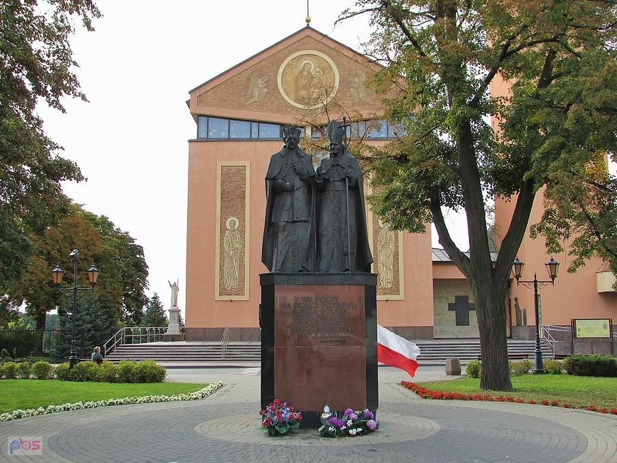 Sochaczew - unikalny pomnik z postaciami JP II i kard. S. Wyszyńskiego