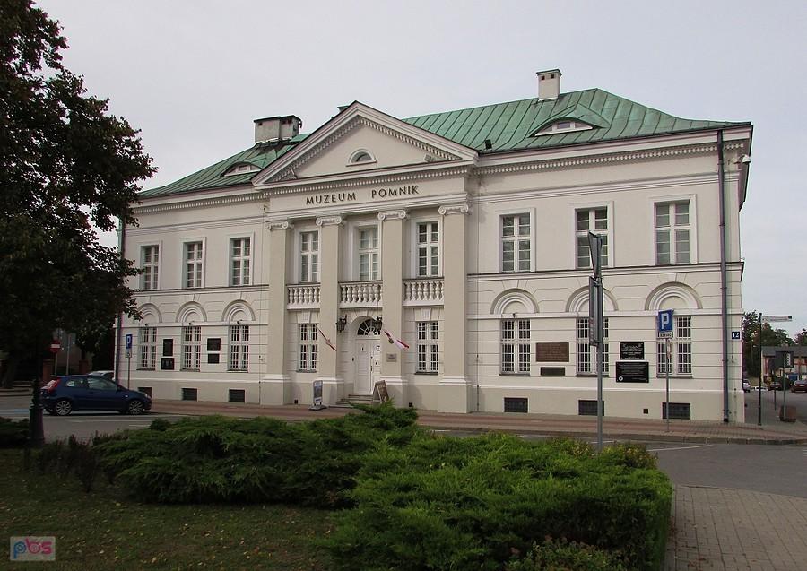 Sochaczew - dawny ratusz, obecnie siedziba Muzeum Ziemi Sochaczewskiej i Pola Bitwy nad Bzurą.