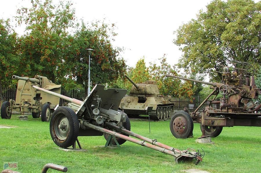 Eksponaty militarne przy muzeum sochaczewskim