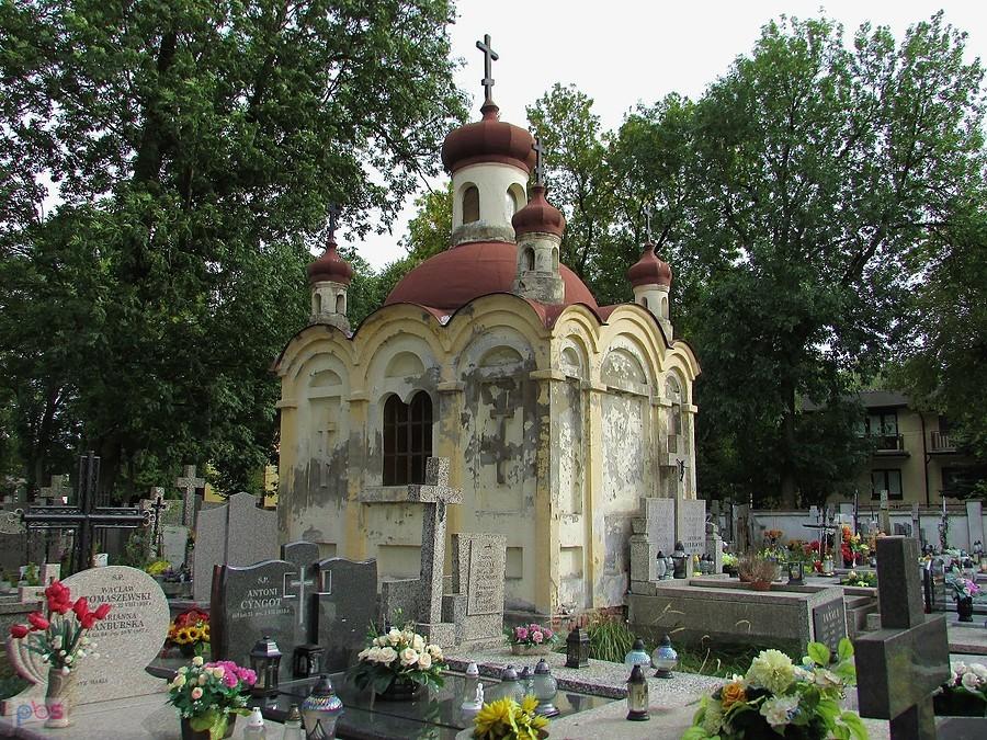 kaplica prawosławna na cmentarzu sochaczewskim powstała w 1914. w podziemiach kaplicy pochowano dwie rosyjskie arystokratki