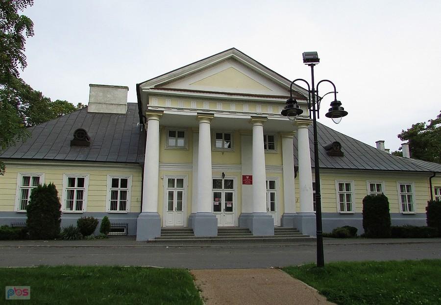 Pałac Grabolewskich powstał wg proj. Hilarego Szpilowskiego, obecnie jest siedzibą Państwowej Szkoły Muzycznej