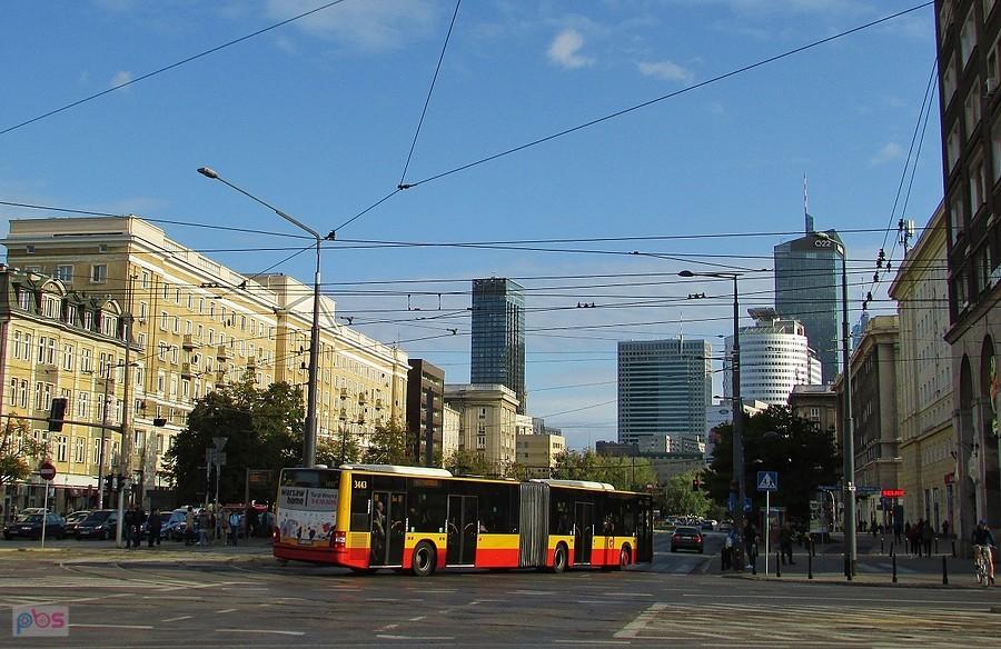 Autobus linii 160 skręca w al. Jana Pawła II