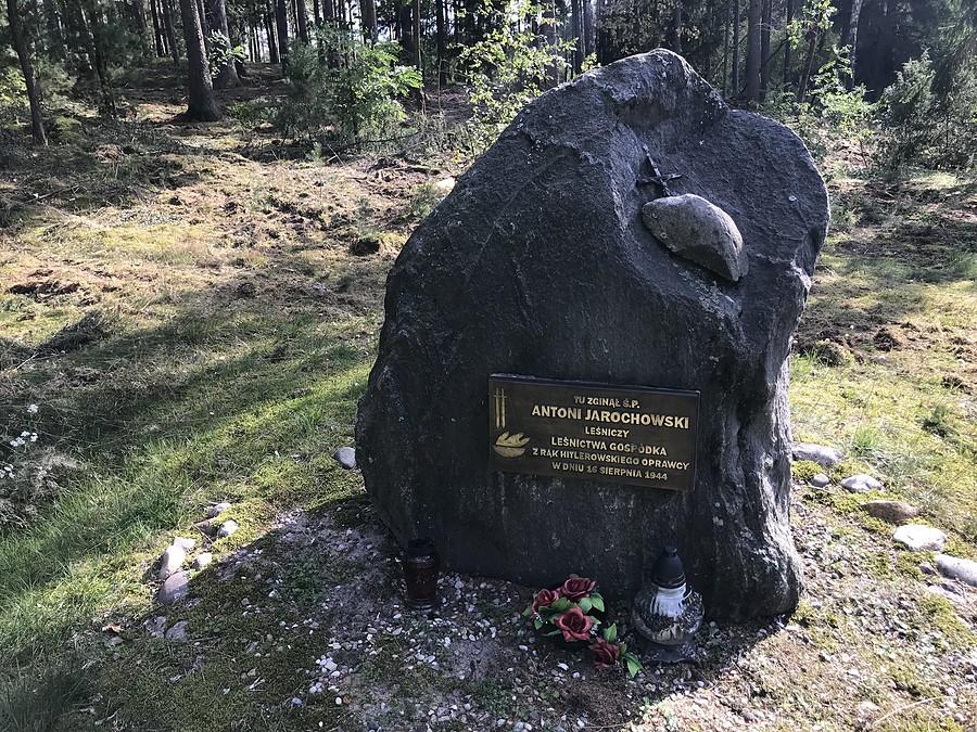 pomnik obok leśniczówki Gospódka