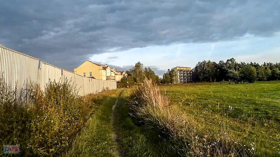 Ścieżka między budową kolejnego kościoła, a łąką w Starych Panewnikach