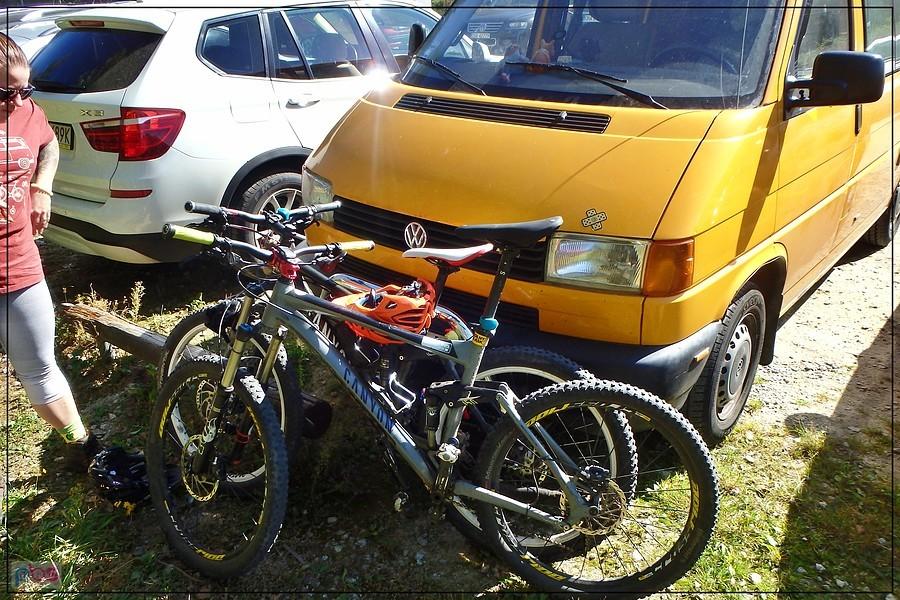 Na parkingu na Przełęczy Tąpadła