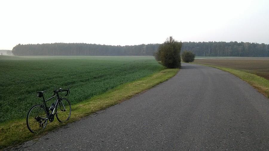 Boczną szosą przez pola