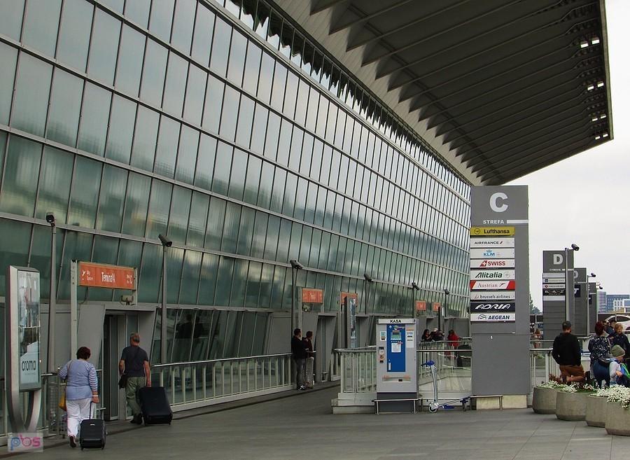 Przed halą odlotów