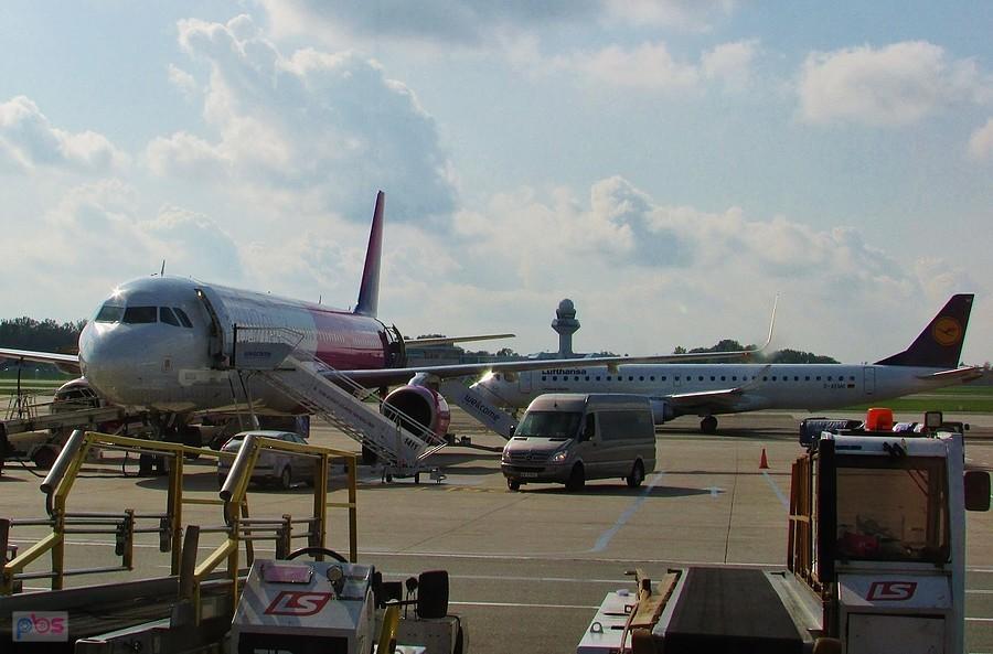 Samolot Wizz Air na płycie lotniska