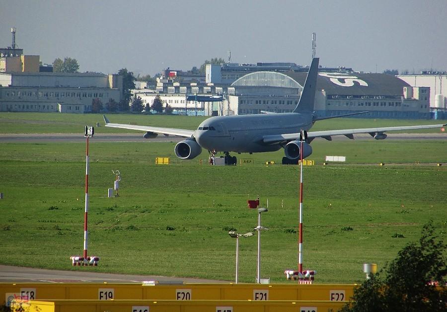 Royal Air Force Airbus A330 MRTT na płycie lotniska Chopina