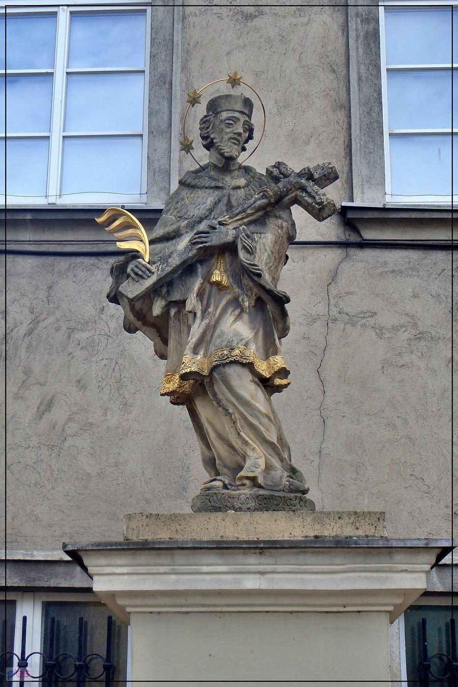 Św. Jan Nepomucen w Opolu przy klasztorze franciszkanów - zbliżenie na samą figurę