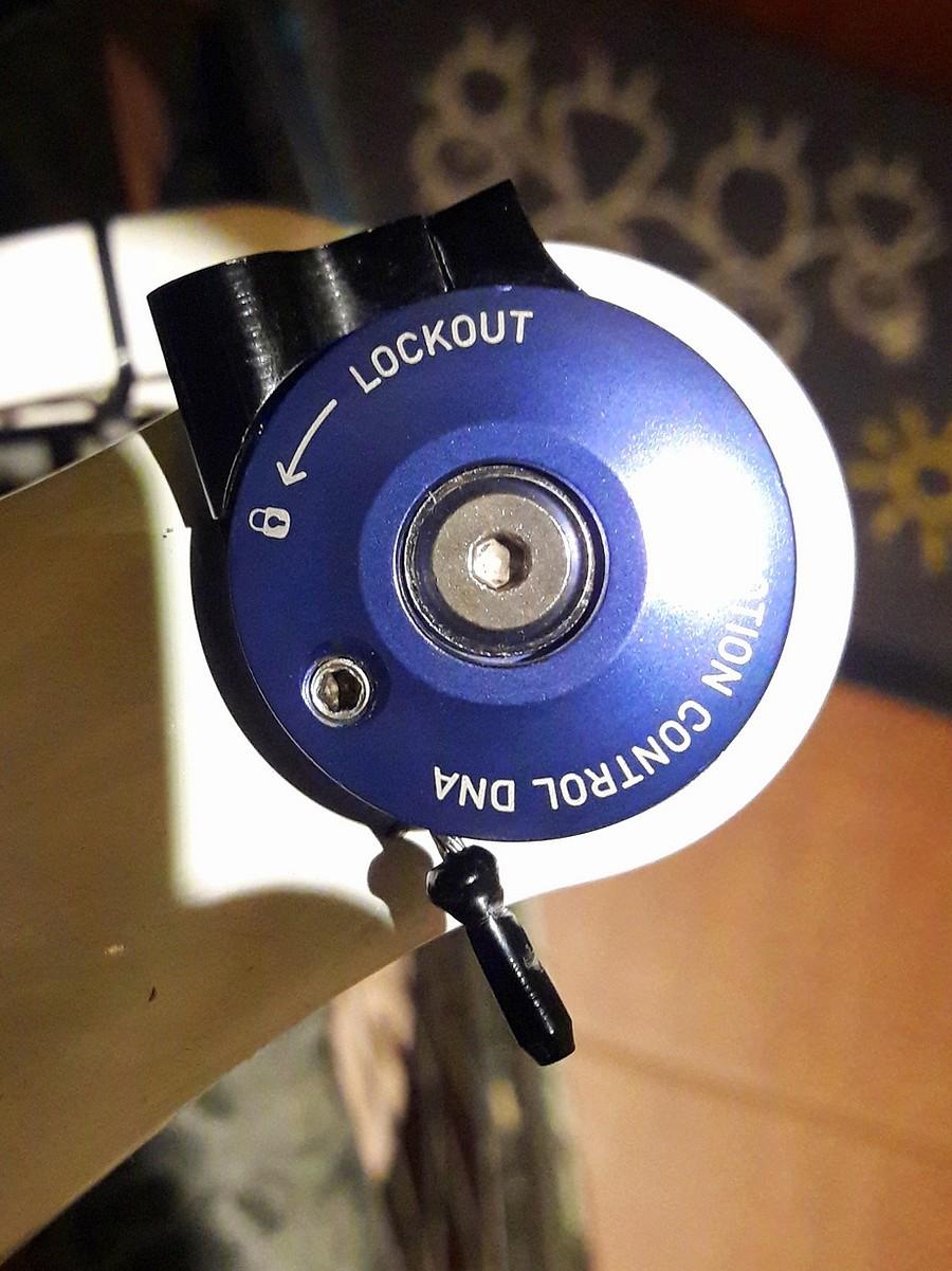 Rozwiązany problem z blokadą skoku w Rock Shox SID.