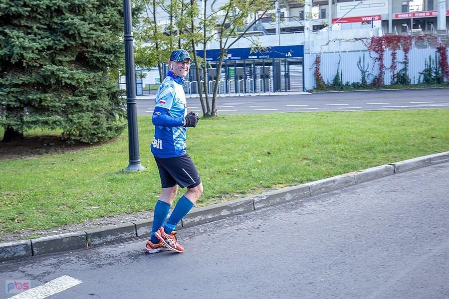W osatniej chwili zauważam Adama przed Stadionem