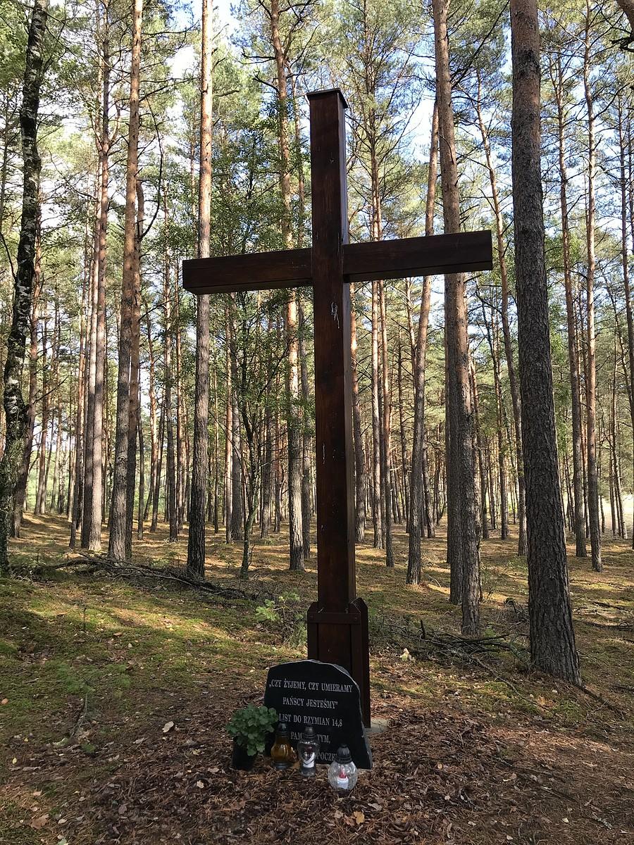 krzyż na terenie cmentarza