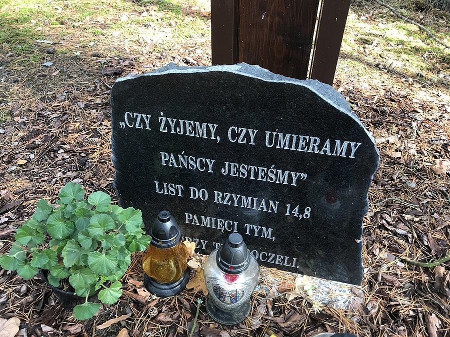 tablica pod krzyżem