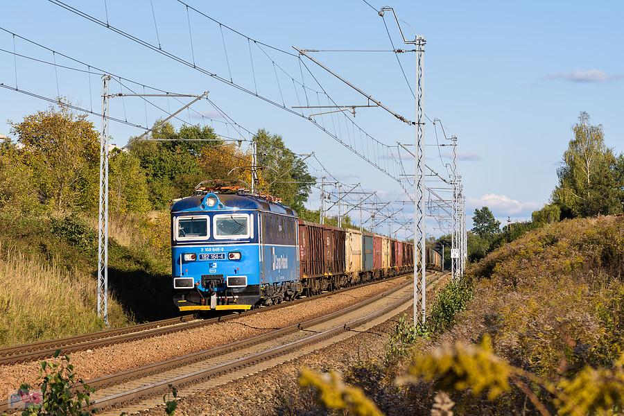 182 164-4 na szlaku linii D29-61: podg. Kucelinka - Częstochowa Stradom zmierza w kierunku Herbów.