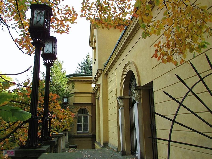 Zaglądamy do pałacu od strony skarpy