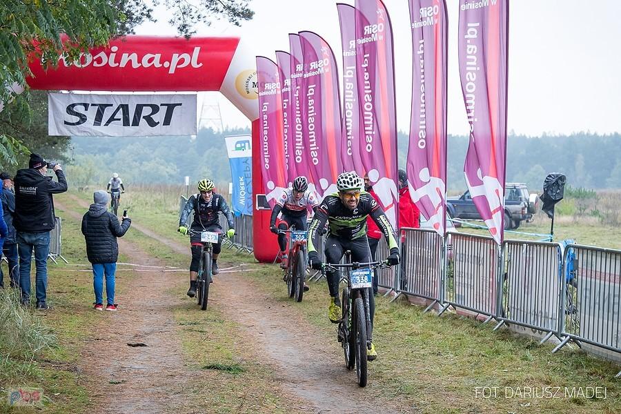 Na mecie. Zawodnik na pierwszym planie stanął na podium M3