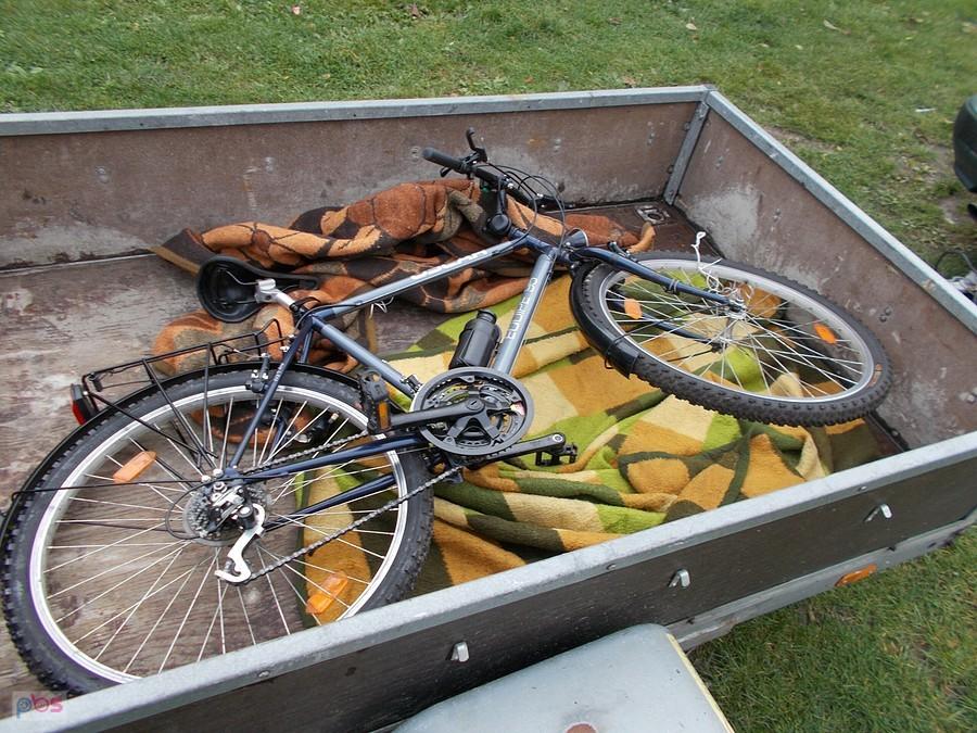 Przewóz roweru na przyczepce samochodowej do domu