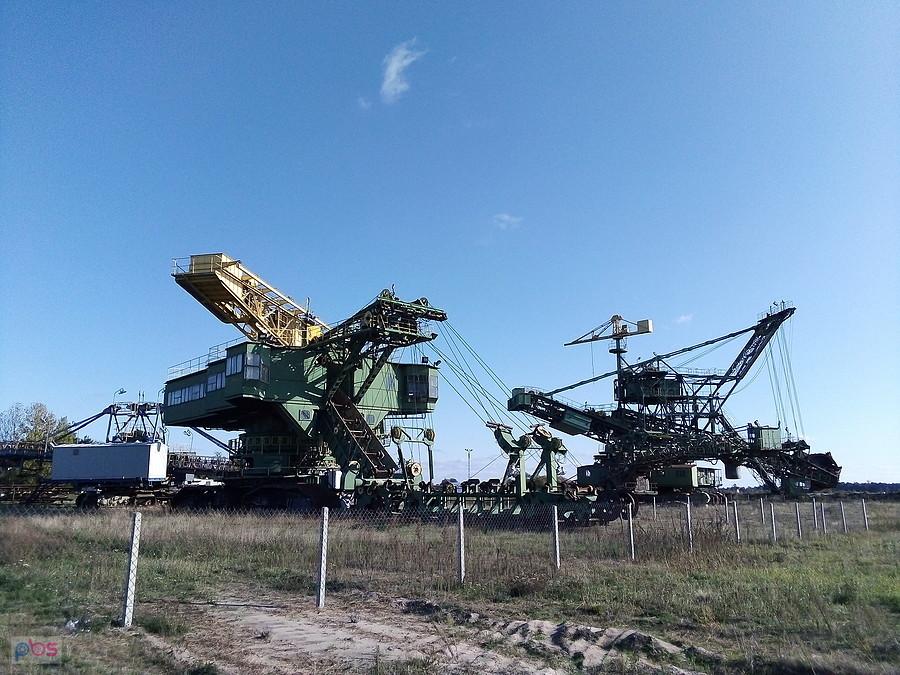 Stają nad brzegiem odkrywki