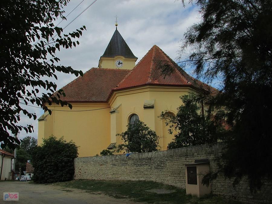 Z kempingu wychodzi się wprost na kościół