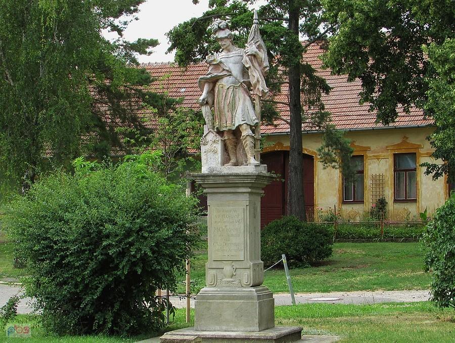 Strachotin - rzeźba św. Floriana przy budynku dawnej szkoły