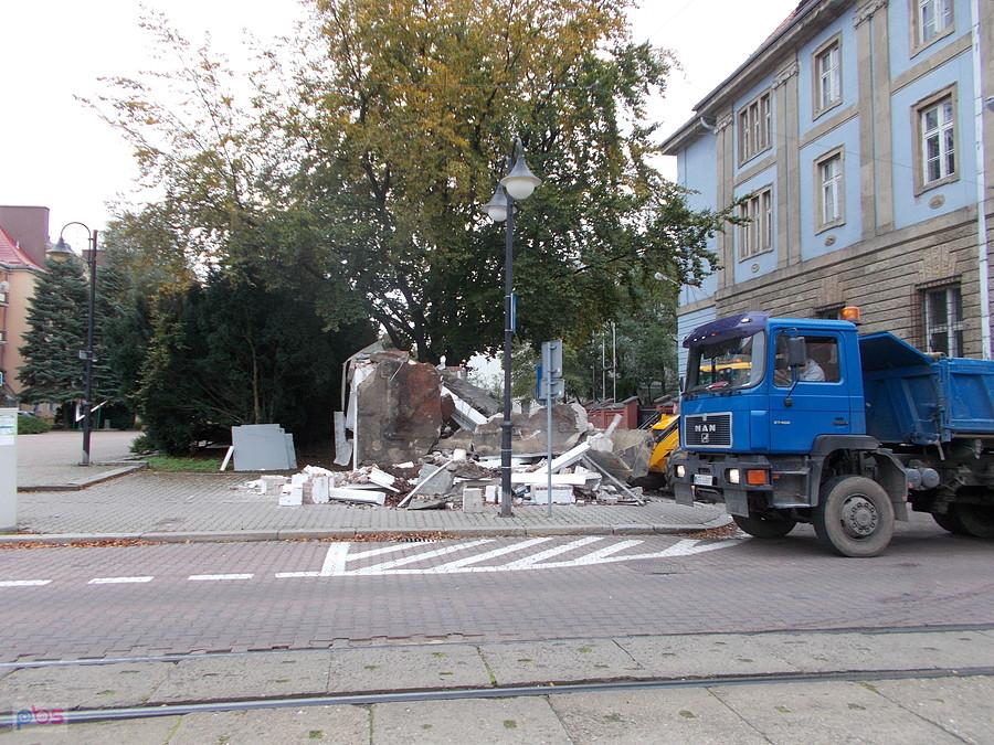 "A mury runą, runą, runą i pogrzebią stary świat!"