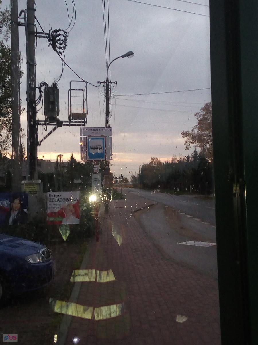 Przez szybę wiaty w Koczargach