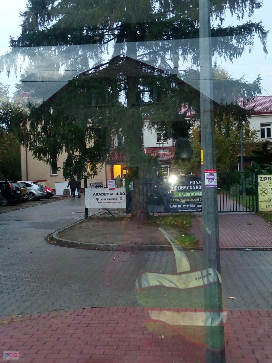 Pierwsi chętni do głosowania musieli poczekać aż otworzą lokal wyborczy