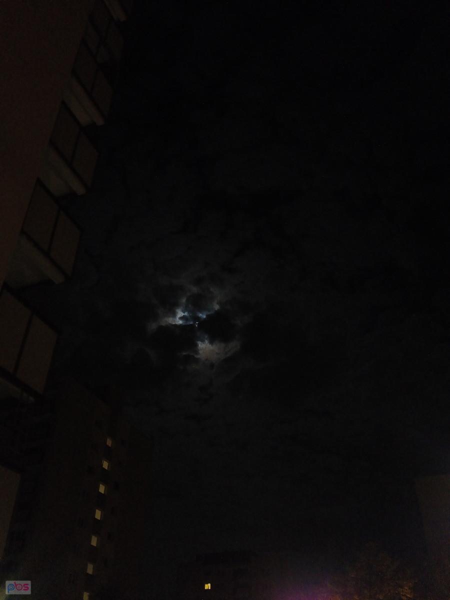 Księżyc za chmurami