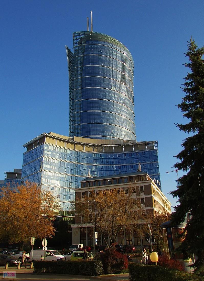 Warsaw Spire i przycupnięta pod nim Bellona