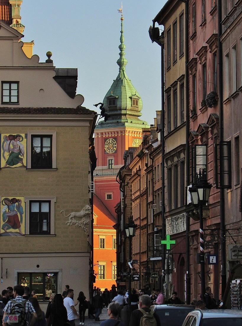 Wieża zamkowa w prześwicie ul. Świętojańskiej