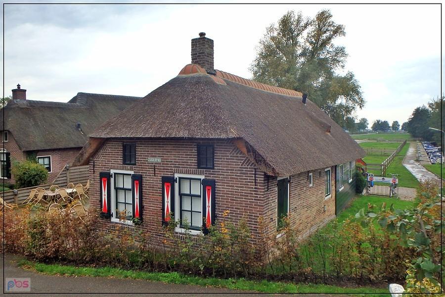Klasyczny holenderski domek nad kanałem