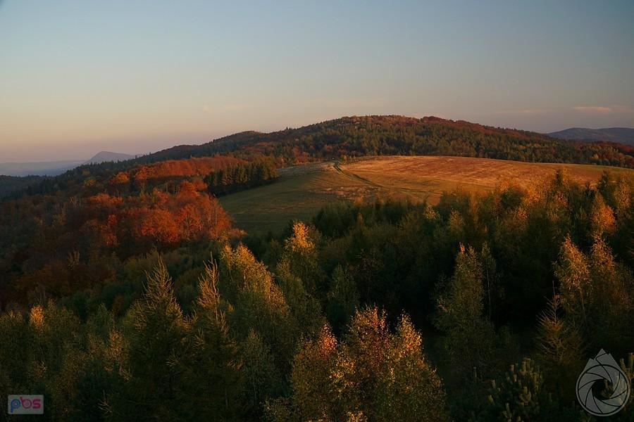Łysa Góra i wychylająca się zza niej Cergowa