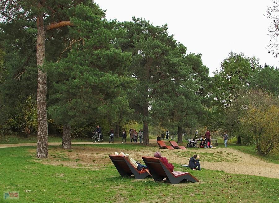 Górki Szymona - ławeczki przy plaży
