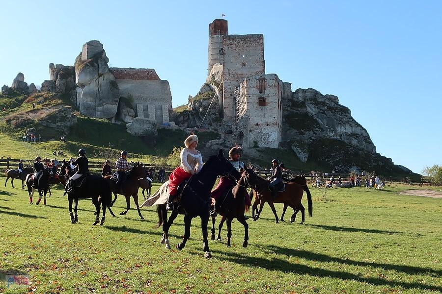 Para jeźdźców w strojach historycznych