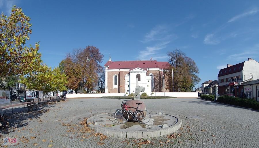 Pomnik jabłka na rynku w Tarczynie