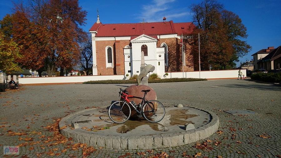 Jabłko - fontanna w Tarczynie