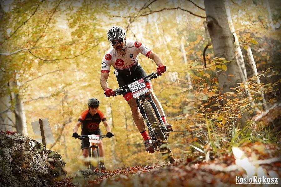 Z cyklu "Pokaz mistrza MTB". Piękna ta jesień :)