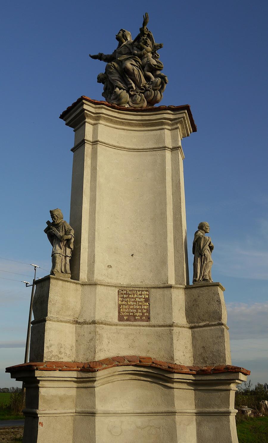 XVIII-wieczna figura maryjna w Starym Dworku