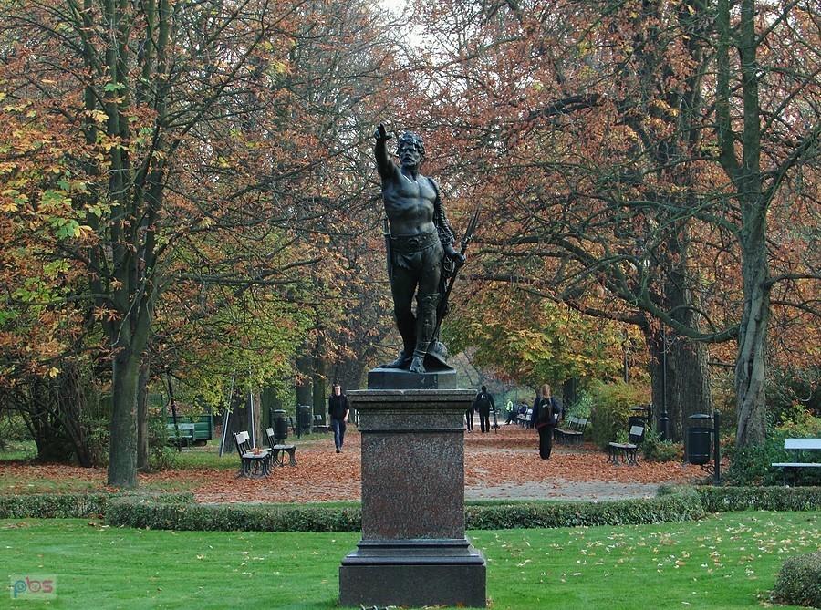 Gladiator wita spacerowiczów od strony ul. Pięknej