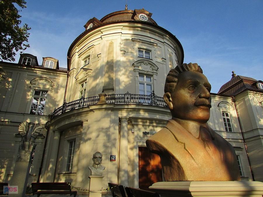 Przed pałacem Przebendowskich