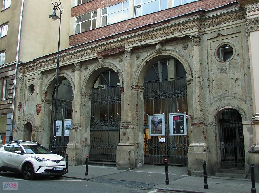 Neorenesansowa brama na Mazowieckiej