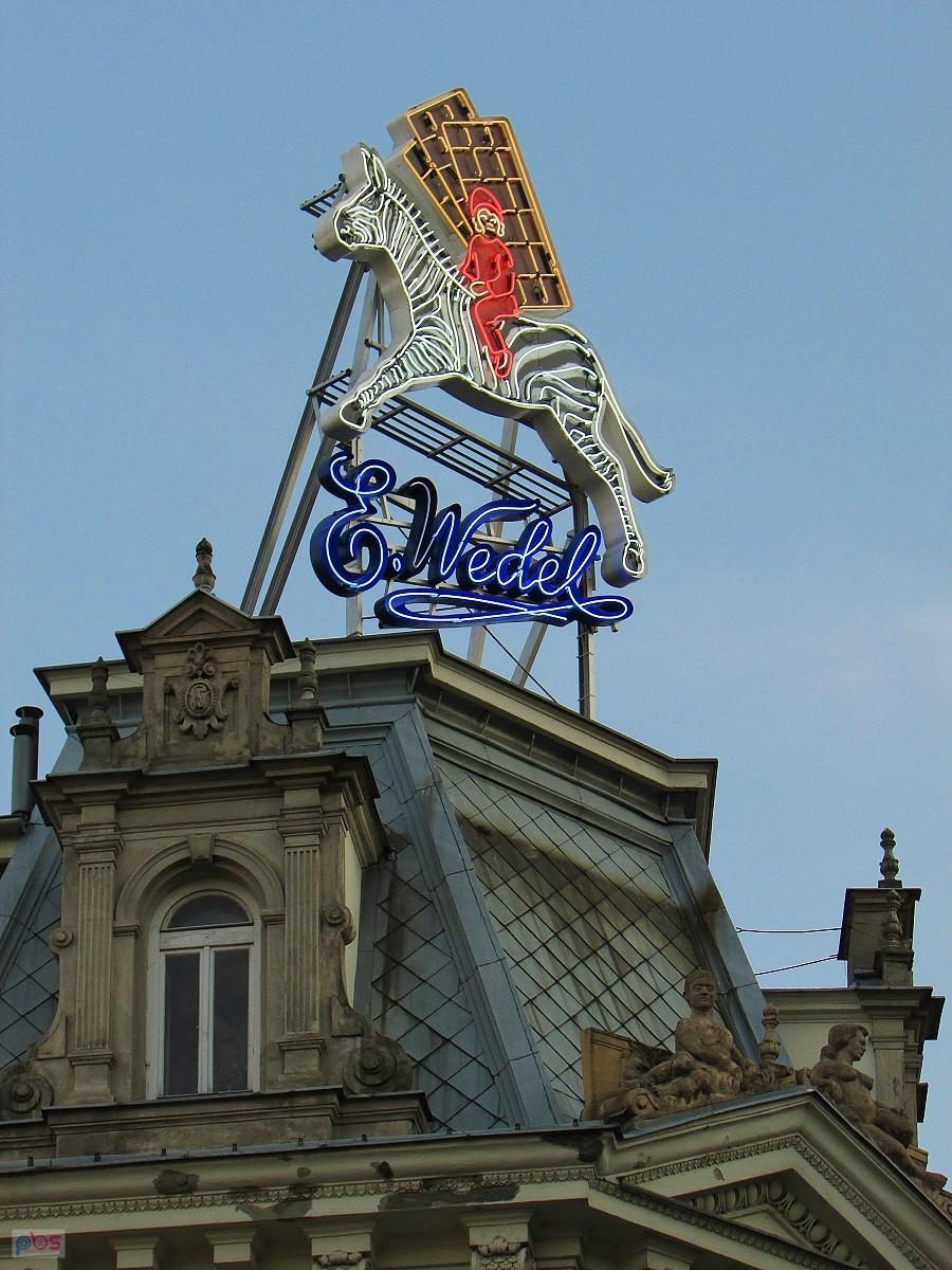 Neon przypomina o dawnej świetności najstarszej w Polsce fabryki czekolady
