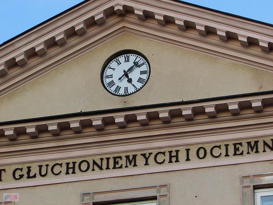 Zegar, który przetrwał nienaruszony działania obronne stolicy w 1939 i Powstanie Warszawskie