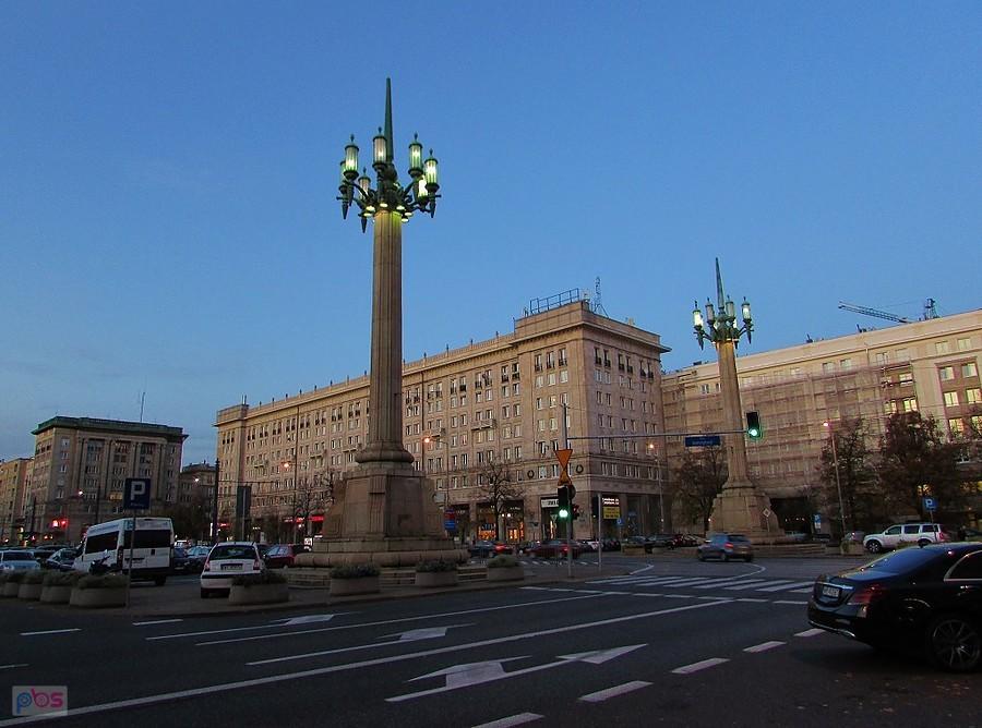 Socrealistyczne kandelabry na pl. Konstytucji