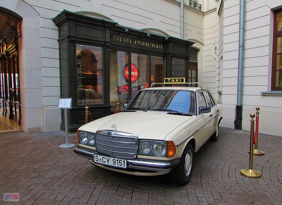 Mercedes W 123 Taxi przed Otto Pompieri
