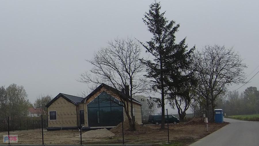 Dom ze szklaną ścianą