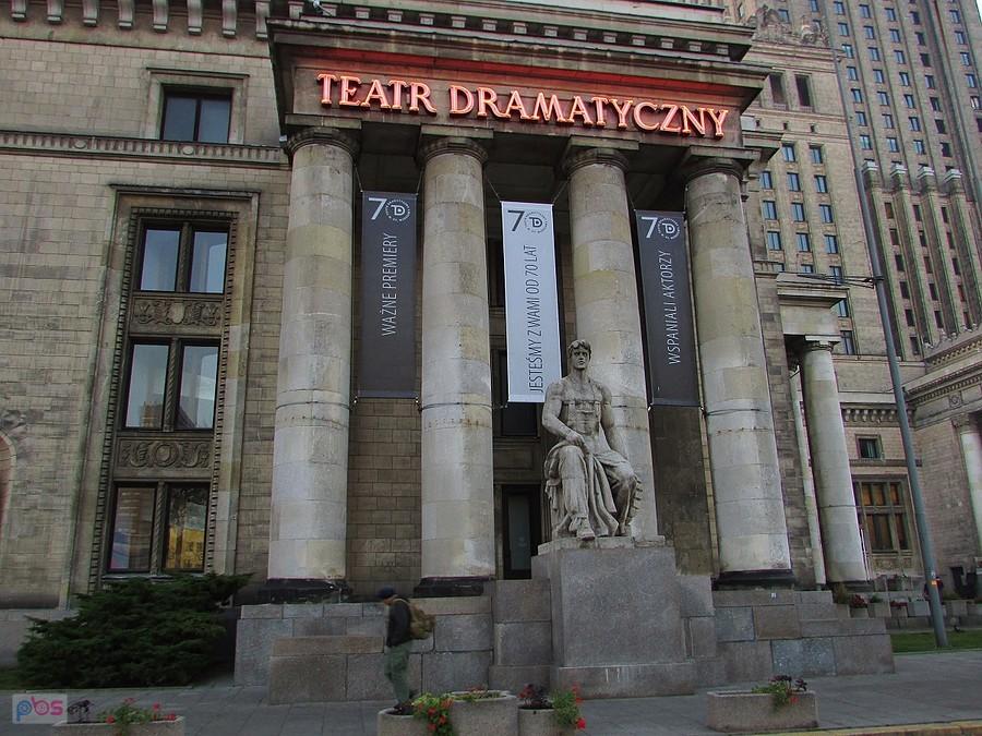 Przed Teatrem Dramatycznym, robotnik z zębatym kołem w garści