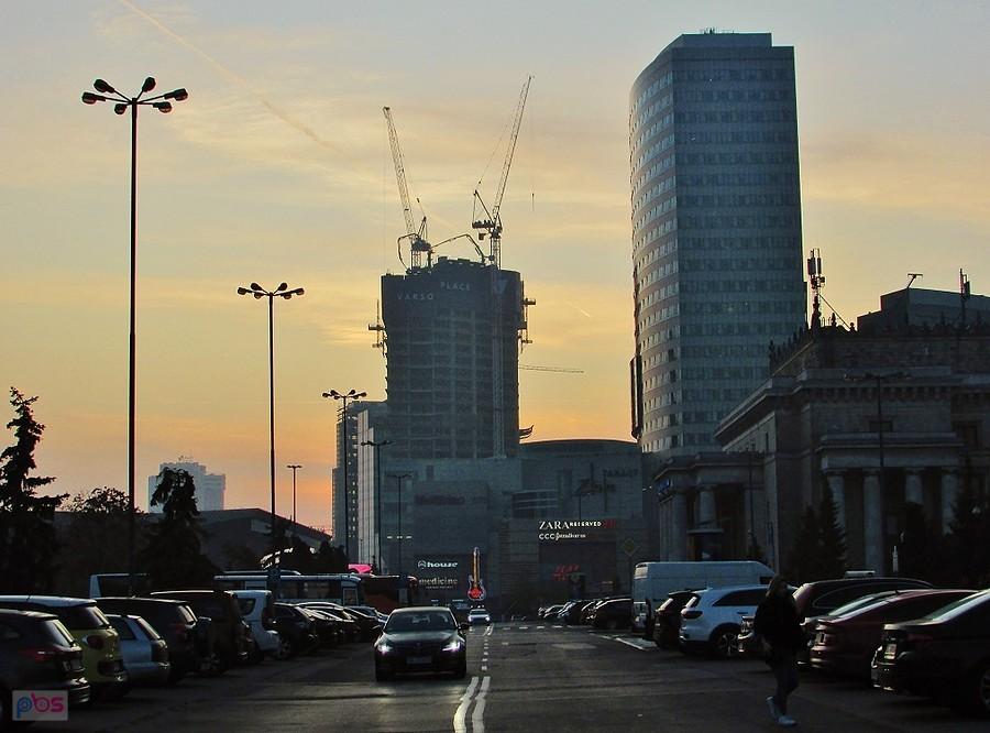 Varso Place - jeszcze w cieniu Skylight, nie widać jego mocy, a ma mieć 310 m
